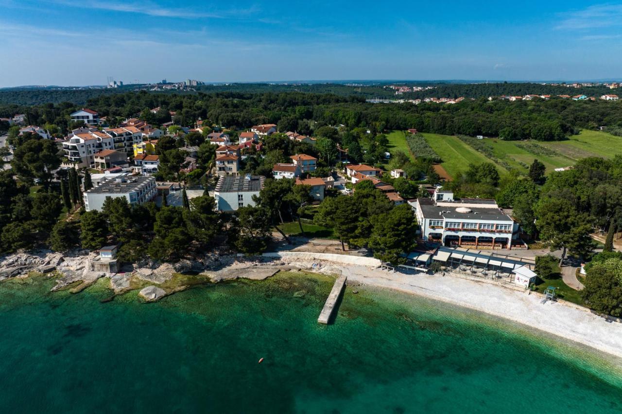 Axelle 50 Meters To The Apartment